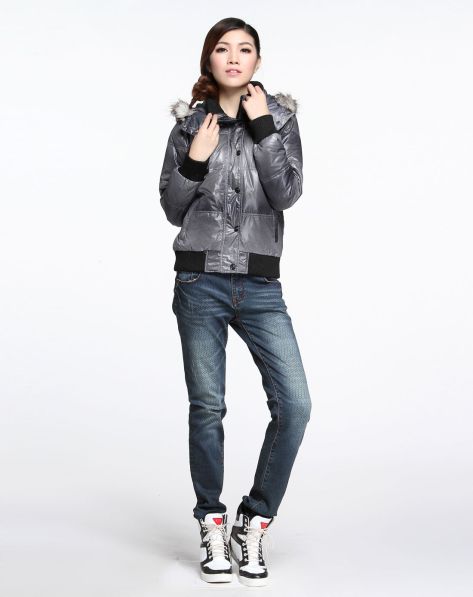 东方骆驼<em>女装</em>专场白底黑色点点印花<em>长袖羽绒外</em>