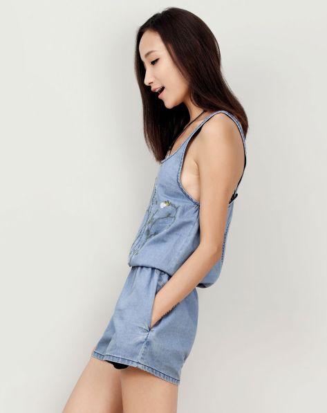 所在here<em>女装</em>专场蓝色绣花背带牛仔<em>短裤</em>-<em>唯品</em>