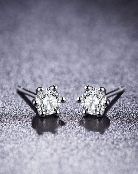 伟德国际长沙16岁女孩打上“舌钉”后不适医生：对健康百害无一利