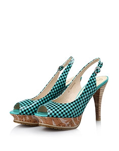 潘长江67岁妻子杨云近照曝光脸又肿又圆看不到皱纹潘阳陪身边