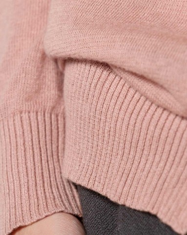 所在 肉粉色纯色休闲一字领长袖套头毛衣针织衫