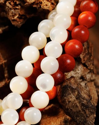 如谜系列印尼进口血龙木珍珠贝项链