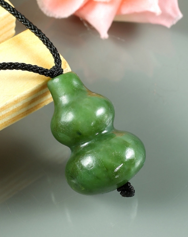 中性碧玉葫芦状吊坠(附证书)