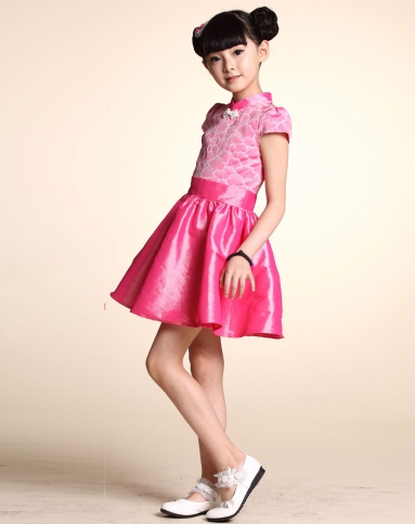 女童粉色连衣裙
