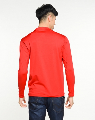 男子红色长袖t恤