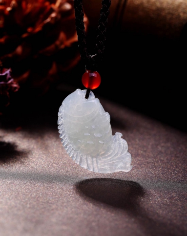 特色精雕白冰种通透年年有鱼吊坠