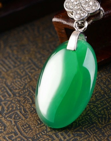 绿意悠悠椭形绿玉髓项链附证书