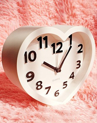 白色心形时尚闹钟