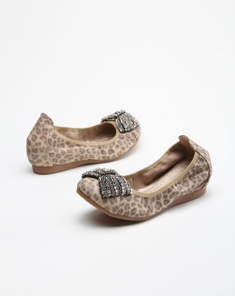 鞋头金属饰花豹纹浅杏灰色单鞋